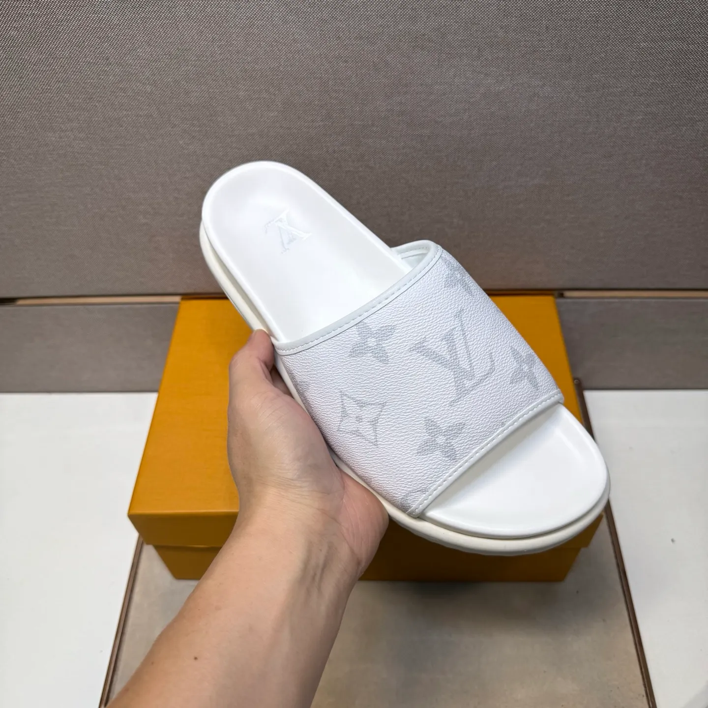⬛️Men's shoes 💰p320 [LV～] Men's casual slippers 2025z cabinet sales simultaneously 🔶Size: 38-44 #️⃣ 🔷3 colors🔜The upper is made of multi-material splicing ➕Genuine leather lining, comfortable and breathable, sole: original comfortable and wear-resistant outsole, ⚠️real thing📱photographed🎬real thing is better📢📢📢